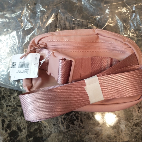 Lululemon nwt everywhere belt bag os pink - Picture 6 of 10